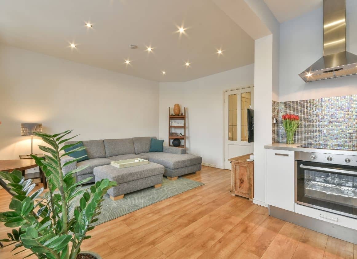 Pièce de vie moderne équipée de spots encastrés au plafond assurant un éclairage homogène et confortable.