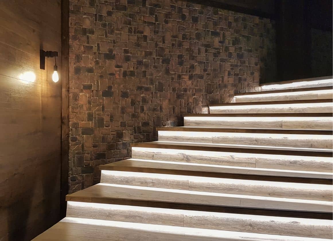 Escalier intérieur équipé d’un éclairage LED intégré dans les marches pour améliorer la sécurité et le confort de circulation.