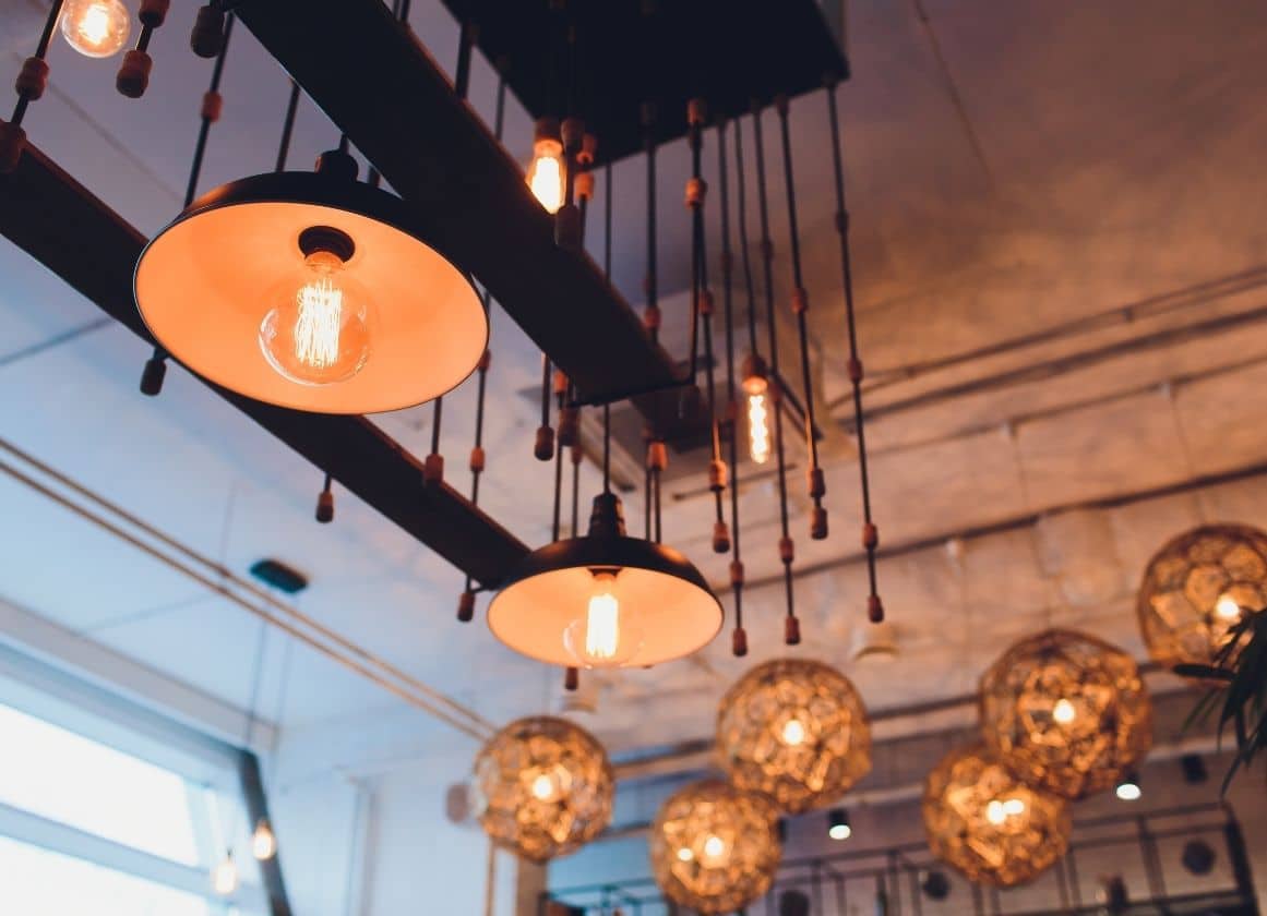 Suspensions lumineuses et ampoules décoratives installées au plafond dans un espace intérieur au style contemporain.