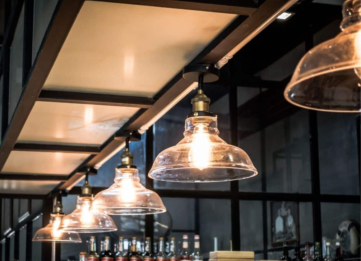 Luminaires suspendus installés au plafond pour créer un éclairage intérieur chaleureux et décoratif.